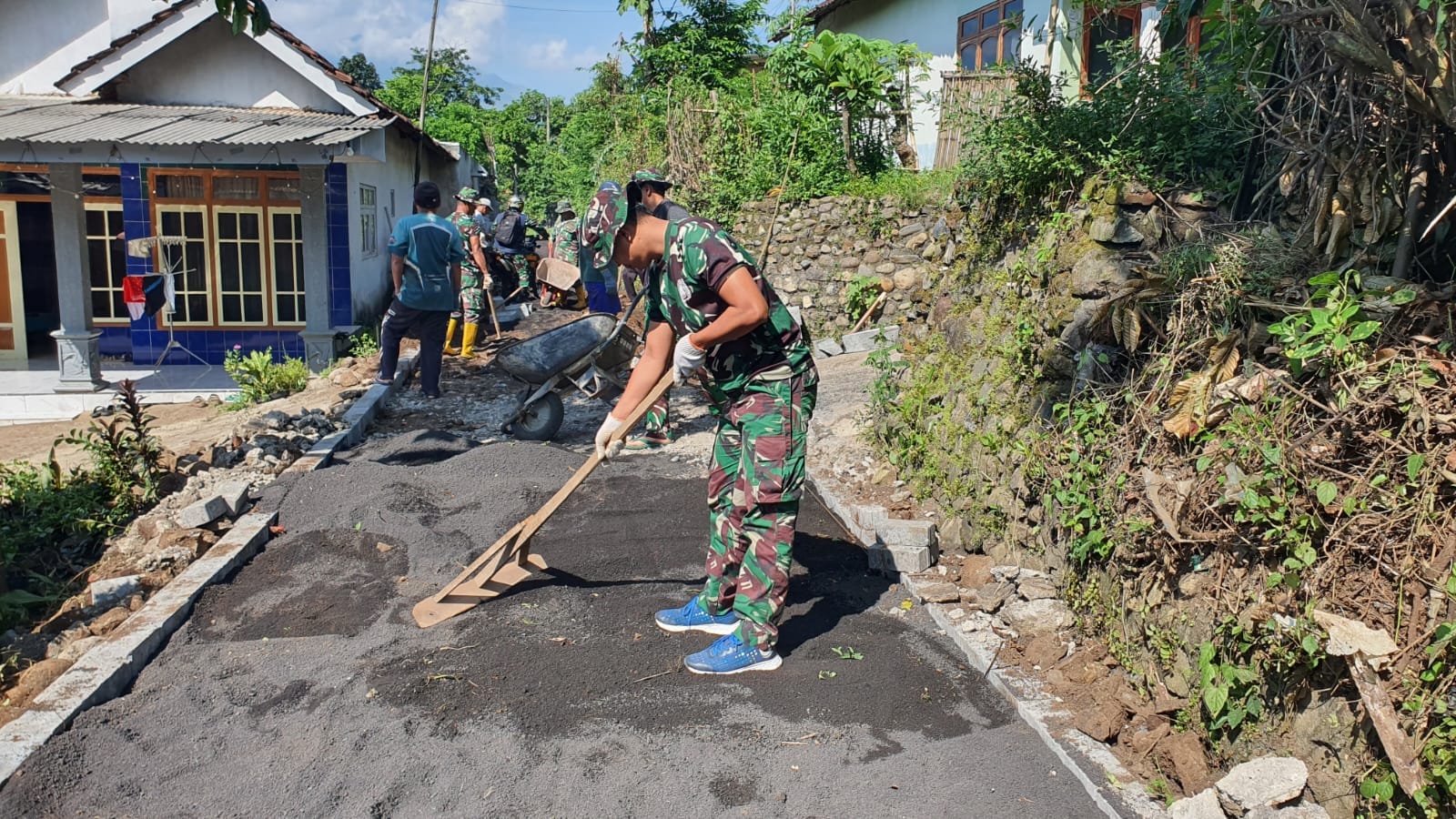 Pemasangan Paving di Dusun Klagin Desa Brabe Capai 70 Persen