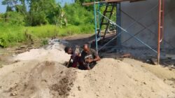 TNI Laksanakan Penggalian Septictank Rumah Warga dalam Program TMMD ke-128 Kodim 1801/Manokwari