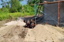 TNI Laksanakan Penggalian Septictank Rumah Warga dalam Program TMMD ke-128 Kodim 1801/Manokwari