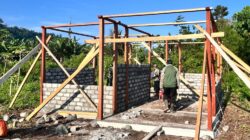 Mama Dabida Dowansiba Gembira, Rumah Mulai Dipasang Dinding Oleh Satgas TMMD Ke-128 Kodim 1801/Manokwari