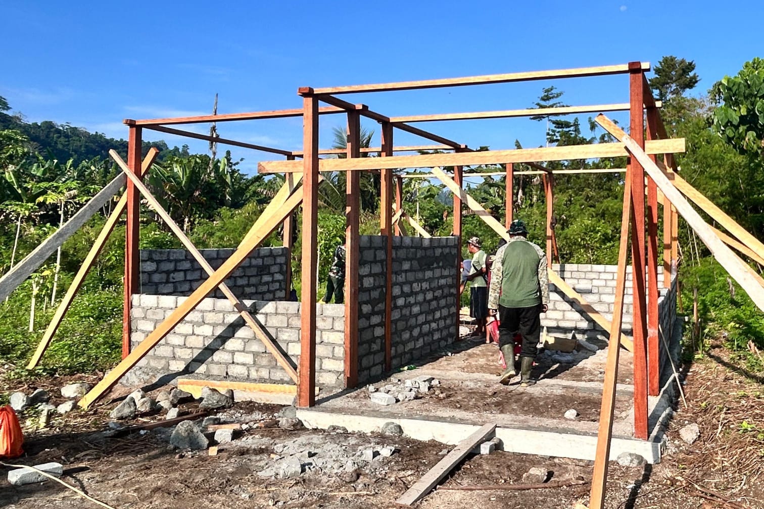 Mama Dabida Dowansiba Gembira, Rumah Mulai Dipasang Dinding Oleh Satgas TMMD Ke-128 Kodim 1801/Manokwari