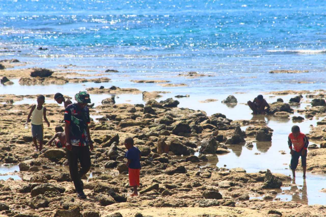 Satgas TMMD Ke-128 Kodim 1801/Manokwari Bersama Anak-Anak Kampung Tanah Rubuh Cari Ikan Bersama