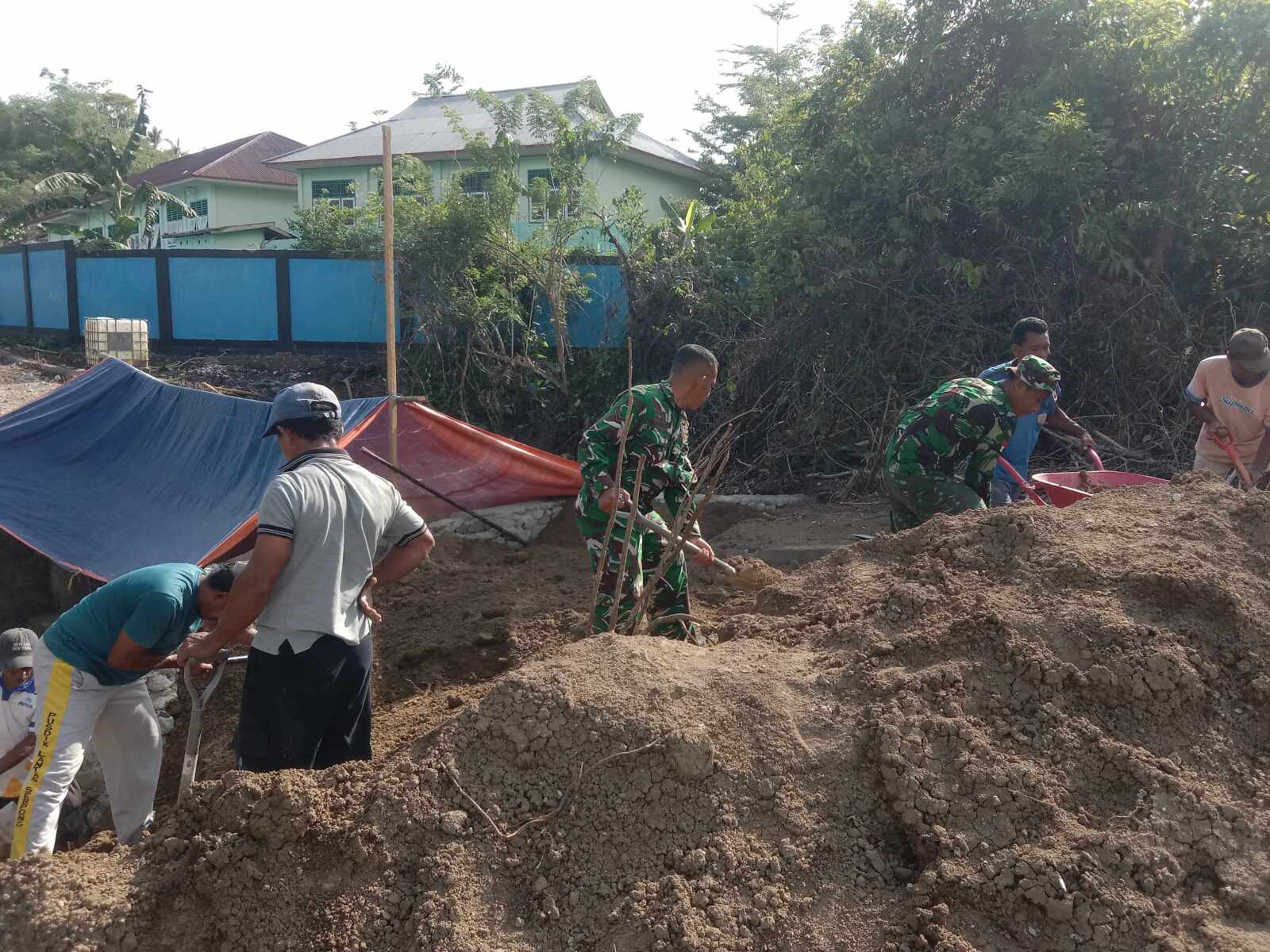 Personel Kodim 1505/Tidore Terus Lanjutkan Pembangunan Jembatan Garuda di Desa Gita