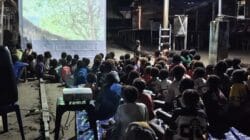 Nonton Bareng Film Edukasi, Satgas TMMD Bagikan Makanan Bergizi kepada Anak-Anak Kampung Keakwa