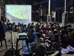 Nonton Bareng Film Edukasi, Satgas TMMD Bagikan Makanan Bergizi kepada Anak-Anak Kampung Keakwa