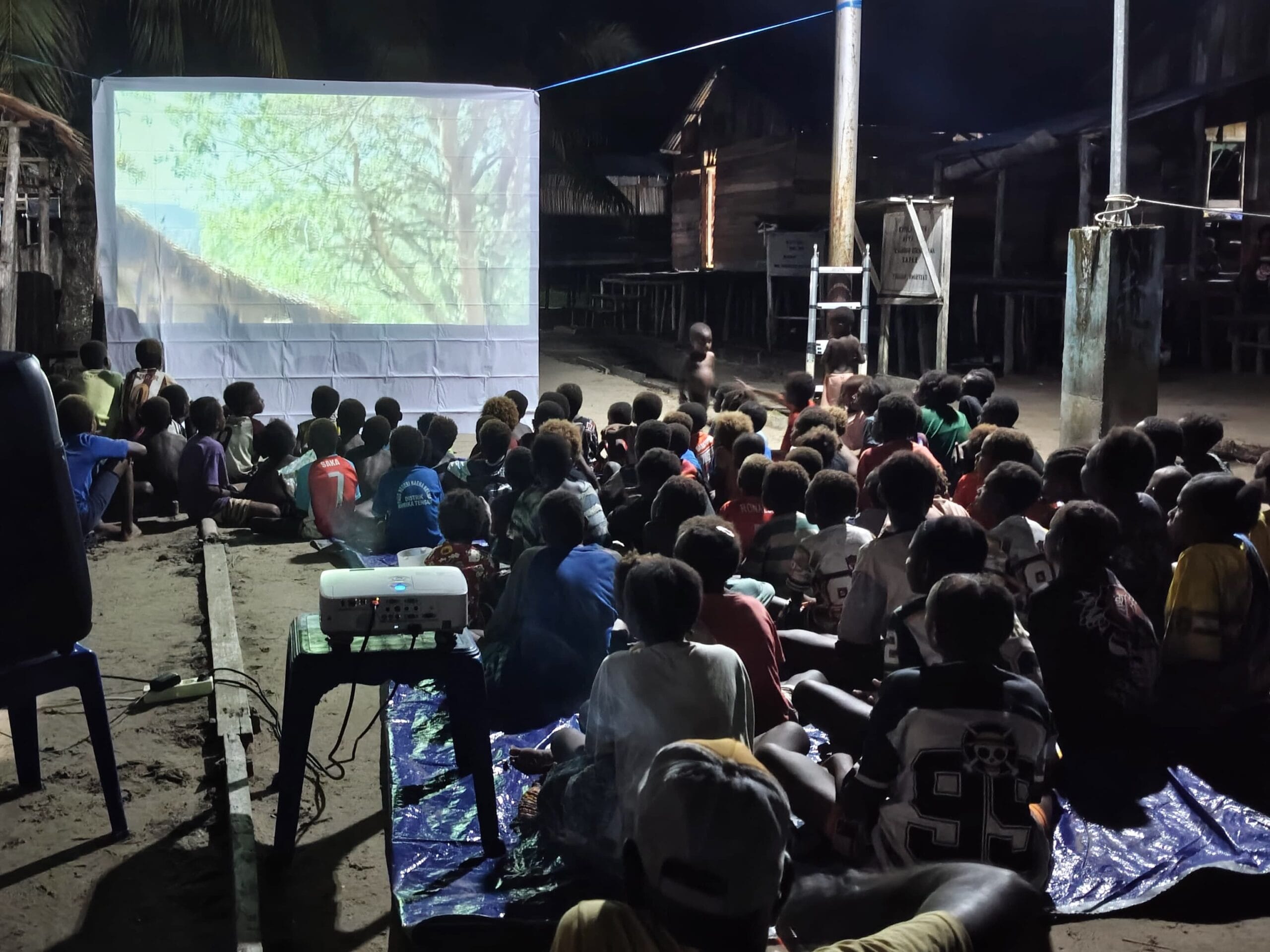 Nonton Bareng Film Edukasi, Satgas TMMD Bagikan Makanan Bergizi kepada Anak-Anak Kampung Keakwa Nonton Bareng Film Edukasi, Satgas TMMD Bagikan Makanan Bergizi kepada Anak-Anak Kampung Keakwa
