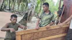 Satgas TMMD Tuntaskan Pemasangan Pintu MCK Umum di Kampung Keakwa