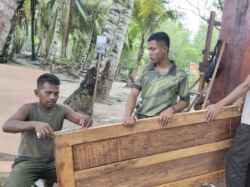 Satgas TMMD Tuntaskan Pemasangan Pintu MCK Umum di Kampung Keakwa
