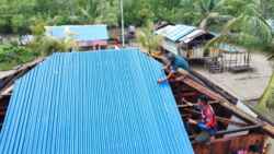 Satgas TMMD Ke-128 Kodim 1710/Mimika Genjot Pembangunan 5 Unit Rumah di Kampung Keakwa, Fokus Pemasangan Atap