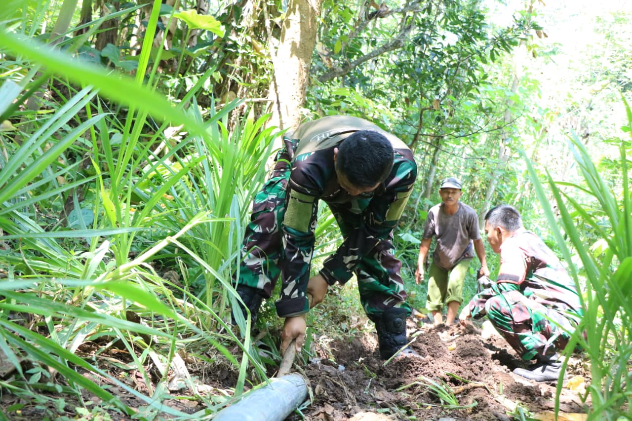 Semangat Satgas Percepat Proses Penyambungan Pipanisasi Demi Penuhi Kebutuhan Air Bersih Warga Semangat Satgas Percepat Proses Penyambungan Pipanisasi Demi Penuhi Kebutuhan Air Bersih Warga