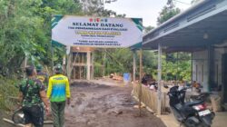 Satgas Bersama Warga Pasang Benner Sambut Tim Wasev Sterad TNI Satgas Bersama Warga Pasang Benner Sambut Tim Wasev Sterad TNI