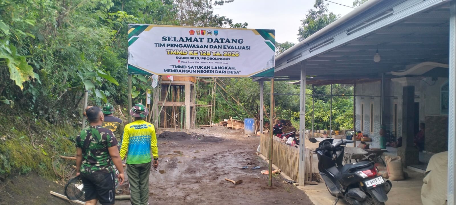 Satgas Bersama Warga Pasang Benner Sambut Tim Wasev Sterad TNI
