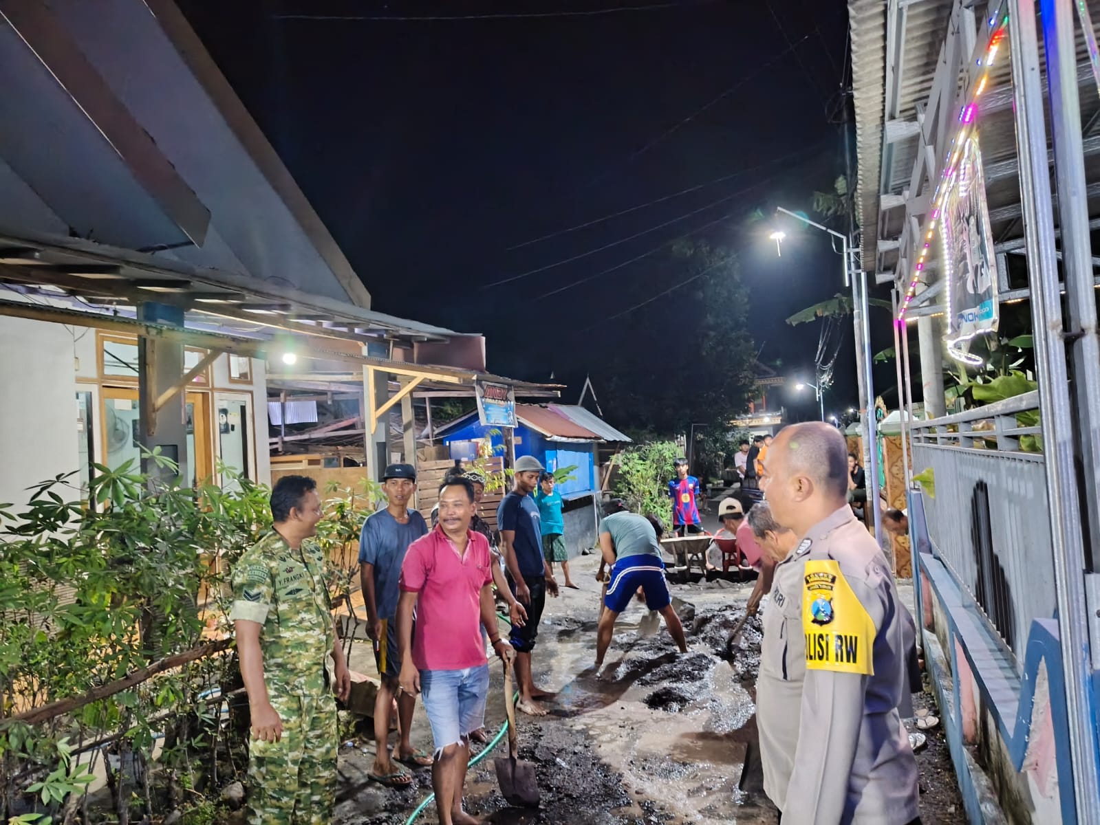Pererat Kebersamaan, Satgas Kerjabakti Bersama Masyarakat Desa Brabe Pererat Kebersamaan, Satgas Kerjabakti Bersama Masyarakat Desa Brabe