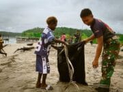 Aksi Bersih Pantai Keakwa oleh Satgas TMMD Kodim 1710/Mimika