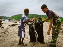 Aksi Bersih Pantai Keakwa oleh Satgas TMMD Kodim 1710/Mimika
