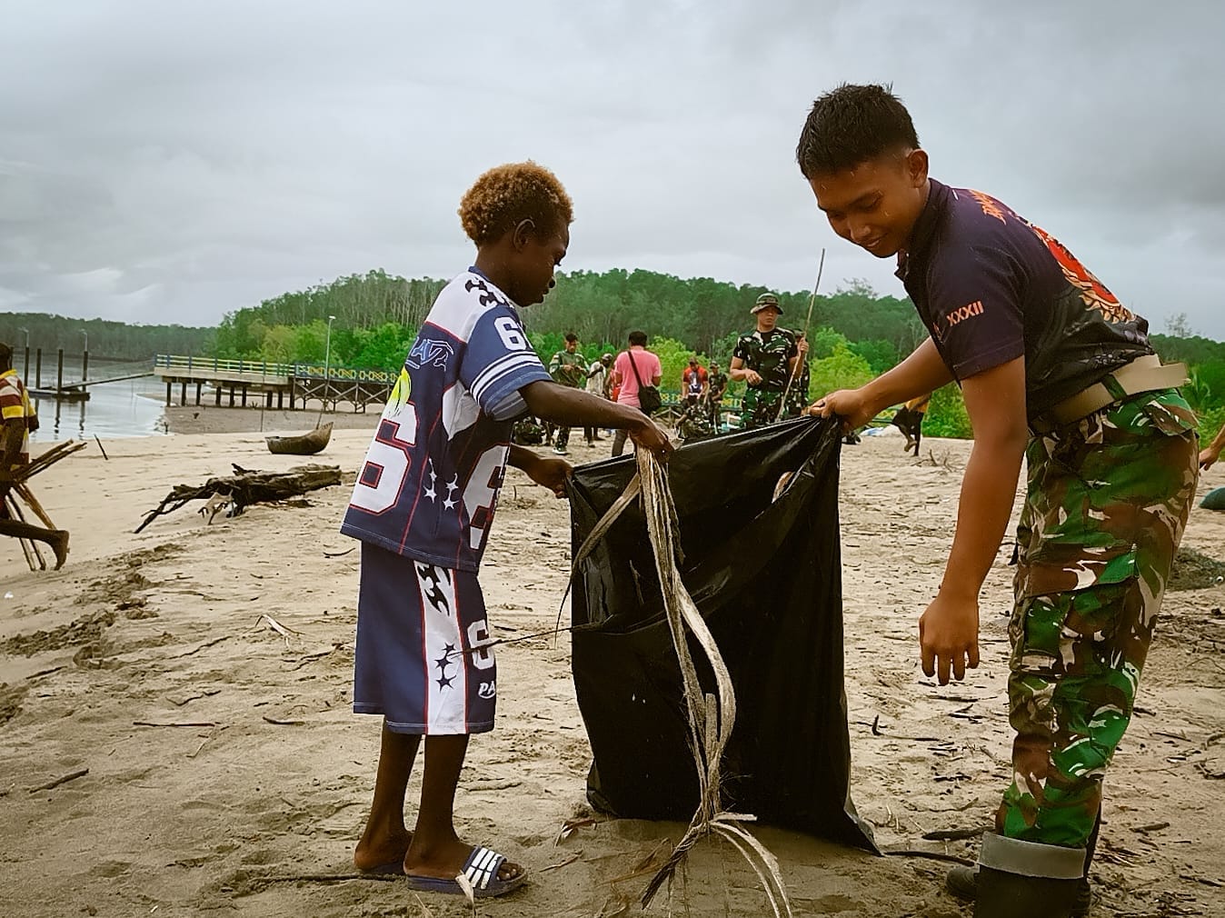 Aksi Bersih Pantai Keakwa oleh Satgas TMMD Kodim 1710/Mimika