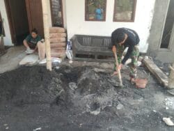 Percepat Pembangunan, Satgas Mulai Lakukan Plesteran Dinding RTLH Milik Khosinah