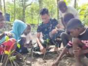 Satgas TMMD Kodim 1710/Mimika Tanamkan Kepedulian Lingkungan Lewat Penanaman Mangrove Bersama Anak-Anak