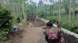 Warga Apresiasi Kinerja Satgas TMMD dalam Pemasangan Paving di Desa Brabe