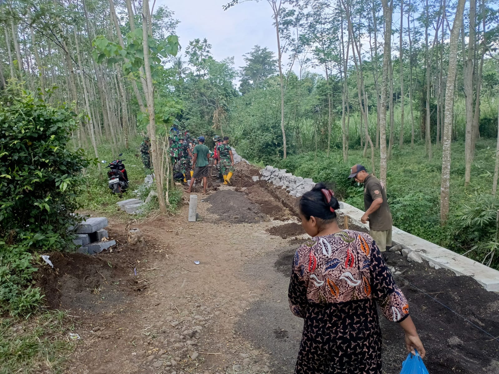 Warga Apresiasi Kinerja Satgas TMMD dalam Pemasangan Paving di Desa Brabe
