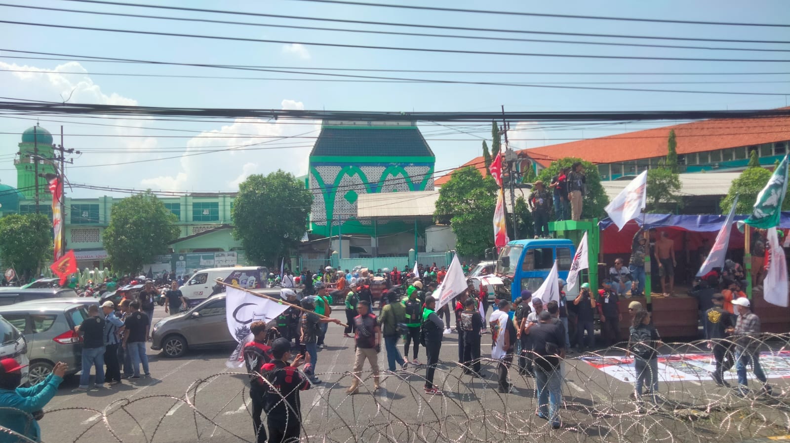 Driver Online Jatim Kepung DPRD Surabaya, Desak RUU Transportasi Segera Disahkan