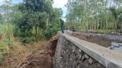 Siap Cegah Potensi Longsor, Satgas TMMD Ke-128 Tuntaskan Pembangunan TPT di Desa Brabe