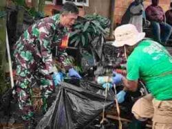 Gotong Royong Bersihkan Kali, Babinsa Timika Turun Langsung
