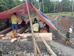 Meski Cuaca Tak Menentu, Anggota Kodim 1505/Tidore dan Warga Tetap Semangat Bangun Jembatan Garuda