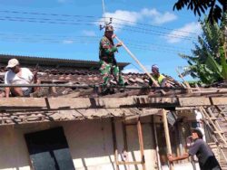 Gotong Royong Rehab RTLH, Babinsa Pakunden Bersama Warga Wujud Kepedulian Untuk Masyarakat