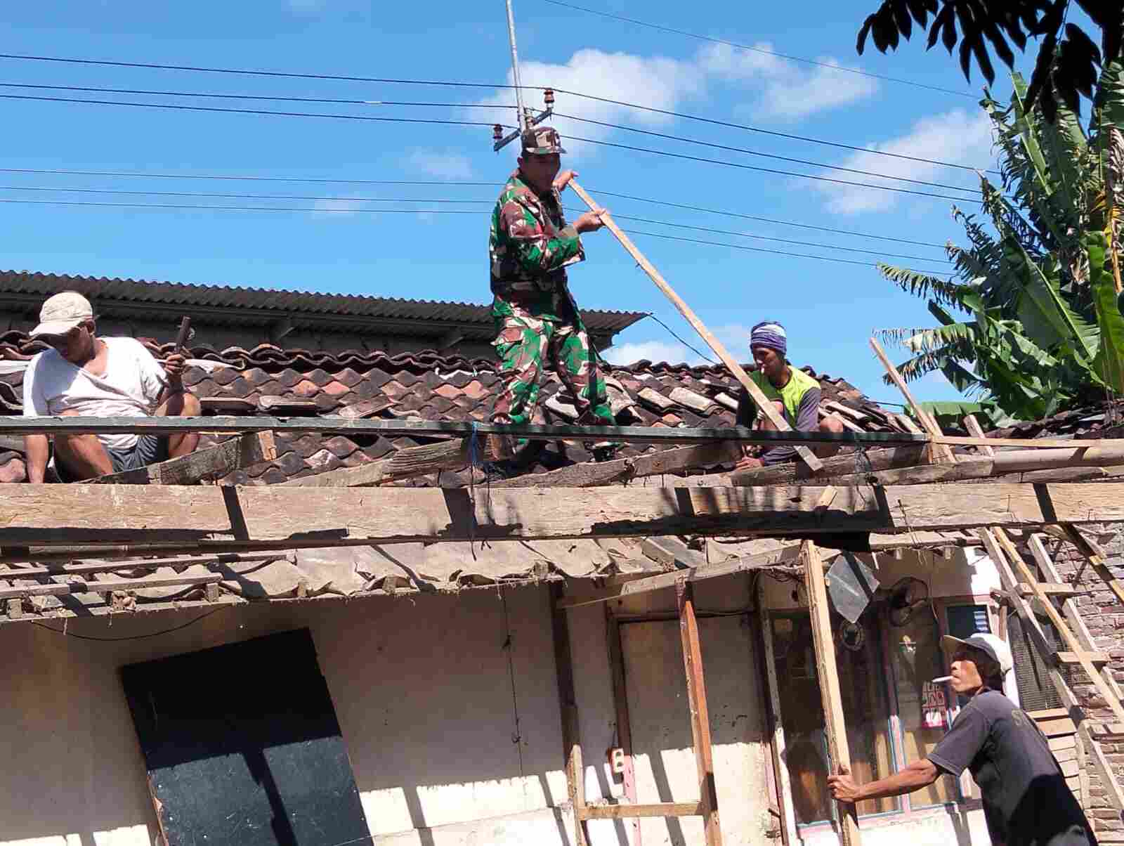 Gotong Royong Rehab RTLH, Babinsa Pakunden Bersama Warga Wujud Kepedulian Untuk Masyarakat