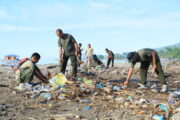 Bersihkan Pantai, Kodim 1505/Tidore Tunjukkan Kepedulian terhadap Lingkungan Pesisir
