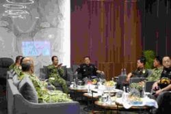 Kasum TNI Tinjau Pemeriksaan Kontainer Mineral Hasil Penindakan TNI AL di Batam