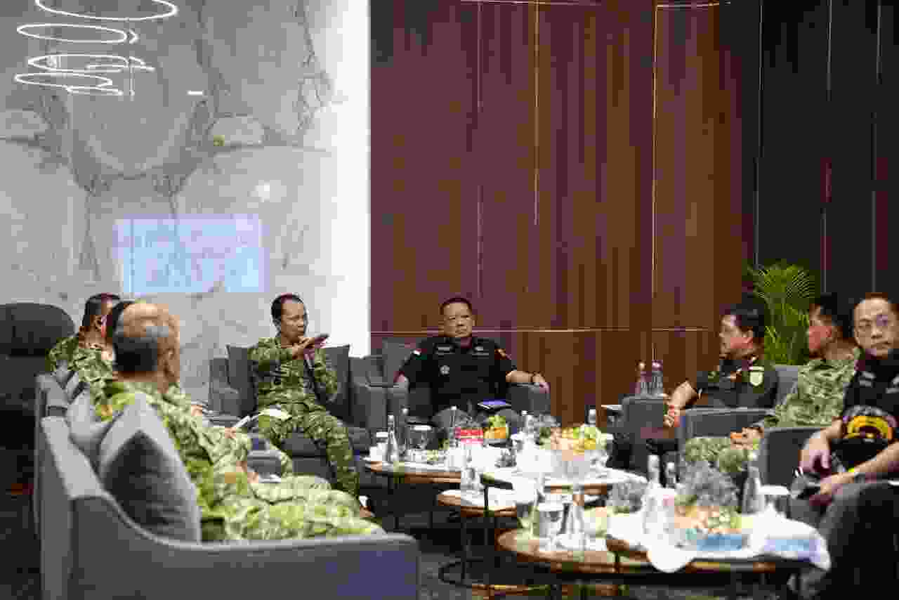 Kasum TNI Tinjau Pemeriksaan Kontainer Mineral Hasil Penindakan TNI AL di Batam