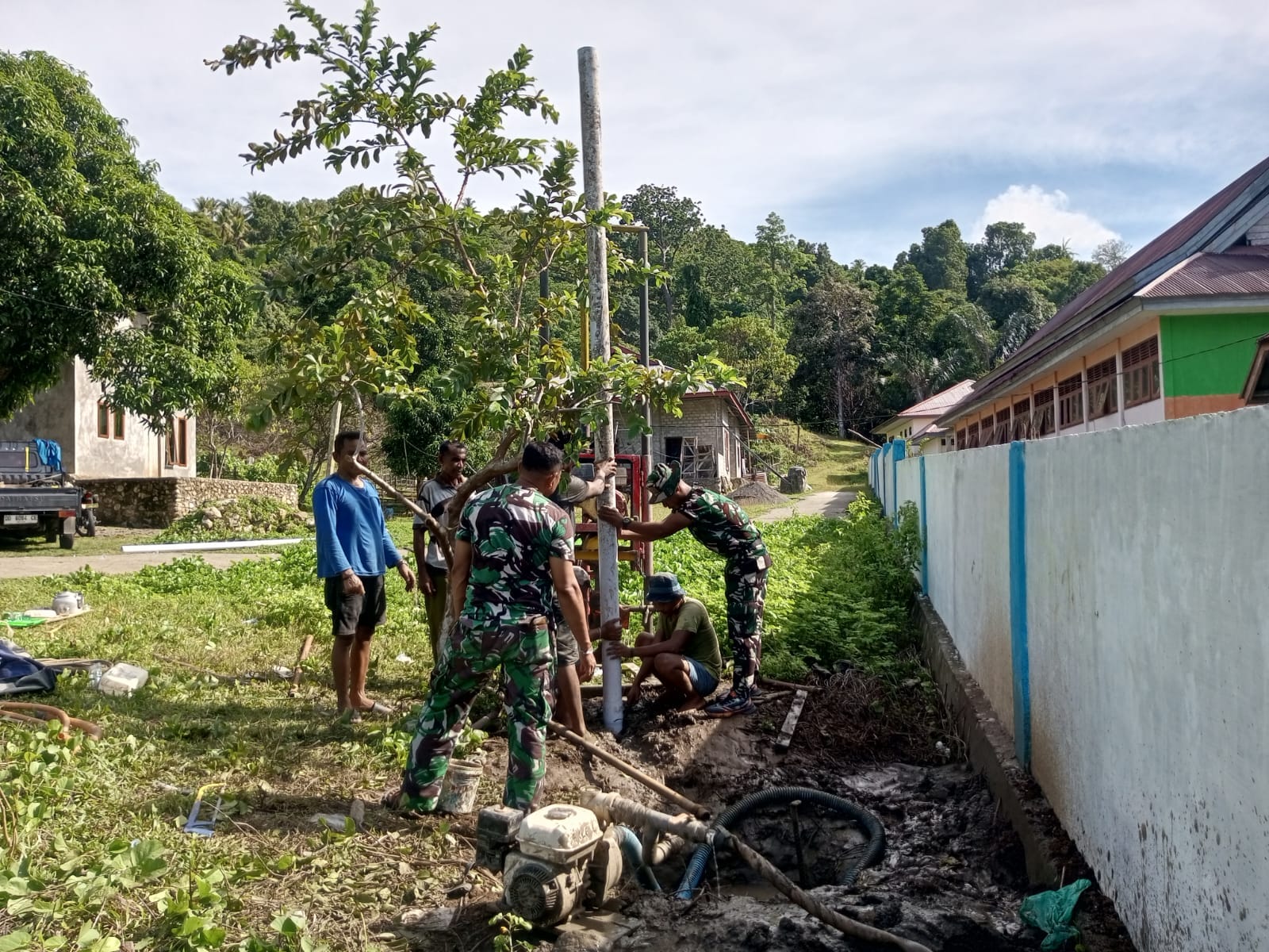 Giat Karya Bakti Skala Besar Tetap Berlanjut Babinsa Koramil 1512-02/Patani Dampingi Pembuatan Sumur Bor 