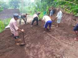 Wujud Sinergitas, Babinsa Banjarsari Bersama Warga Gotong Royong Lebarkan Jalan Desa