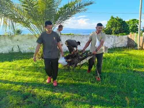 Jum’at Berkah, Personel Kodim 1505/Tidore Bersihkan Pesisir Pantai dan Lingkungan Kedaton