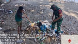 Peduli Lingkungan Pesisir, Babinsa Kodim 1505/Tidore Ajak Warga Bersihkan Sampah Plastik di Pantai Oba Tengah
