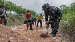 Babinsa Bubulan Bojonegoro dan Warga Kompak Perbaiki Jalan Dusun Maor