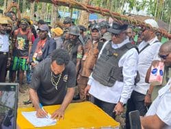Dandim 1710/Mimika Ajak Warga Jaga Persaudaraan dalam Prosesi Perdamaian Perang Suku di Kwamki Narama