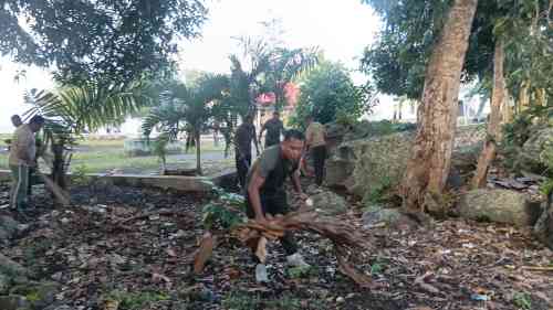 Jumat Bersih, Kodim 1505/Tidore Bersihkan Kawasan Pesisir Mancing Mania Kelurahan Soadara