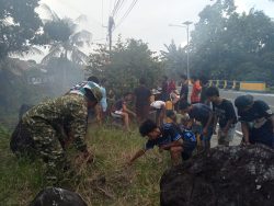 Peduli Lingkungan, Babinsa Kodim Tidore Bersama Pemuda Gelar Aksi Bersih Taman