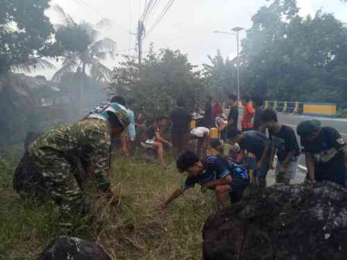 Peduli Lingkungan, Babinsa Kodim Tidore Bersama Pemuda Gelar Aksi Bersih Taman