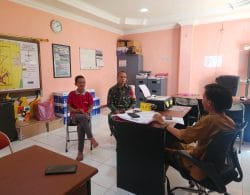 Babinsa Aktif Lakukan Komsos Dengan Staf Desa Demi Terciptanya Kamtibmas