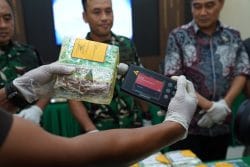 Satgas Pamtas Yonarhanud 1/PBC/1 Kostrad Kembali Ukir Prestasi, Gagalkan Penyelundupan 21,4 Kg Sabu dan Amankan WNA di Entikong
