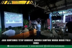 Jaga Kamtibmas Tetap Kondusif, Babinsa Dampingi Warga Nobar Piala Dunia Jaga Kamtibmas Tetap Kondusif, Babinsa Dampingi Warga Nobar Piala Dunia