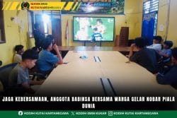 Jaga Kebersamaan, Anggota Babinsa Bersama Warga Gelar Nobar Piala Dunia