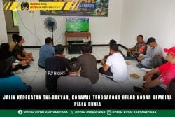 Jalin Kedekatan TNI-Rakyar, Koramil Tenggarong Gelar Nobar Gembira Piala Dunia
