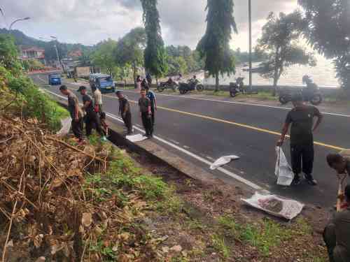 Jumat Bersih, Personel Kodim 1505/Tidore Sigap Bersihkan Selokan Tertimbun Longsor