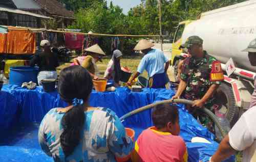 Gerak Cepat, Kodim Bojonegoro Salurkan 16 Ribu Liter Air Bersih untuk Warga Terdampak Kekeringan