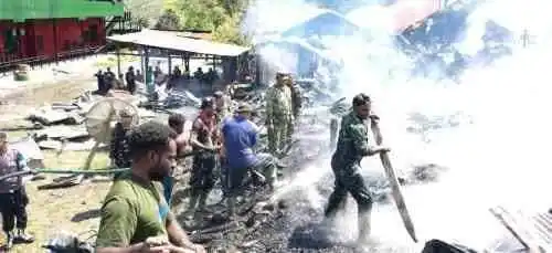 Kodim 1714/Puncak Jaya Reaksi Cepat Bantu Pemadaman Kebakaran di Kota Mulia